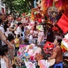 People gather at Hang Ma Street, Hanoi, that sells various items for Mid-Autumn Festival. (Photo: VNA)