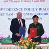 Sen. Lieut. Gen Hoang Xuan Chien and UK Minister of State for Defence Vernon Coaker sign minutes of the dialogue (Photo: VNA)