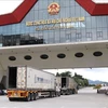 Vehicles crossing Huu Nghi border gate in Lang Son (Photo: VNA)