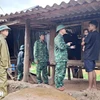 Border guard soldiers from Cha Lo International Border Gate in Quang Binh province raise the local residents' awareness of natural disaster response measures. (Photo: VNA)