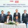 Representatives of the Enterprise Singapore and the Foreign Investment Agency sign decision to set up Singapore Unit at the agency. (Photo: VNA)