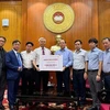 Representatives of the Overseas Vietnamese in Russia hand over 1.5 billion VND to the Vietnam Fatherland Front to support people suffering damage due to Typhoon Yagi in the homeland. (Photo: VNA)