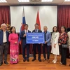 The Vietnamese Embassy in Slovakia receives token of relief worth over 17,000 EUR (19,000 USD) raised by the Vietnamese community in the European country (Photo: VNA)