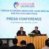 Secretary-General of ASEAN, Dr. Kao Kim Hourn (left) and Lao Minister of Industry and Commerce Malaithong Kommasith chair the press conference to announce the results of the 56th ASEAN Economic Ministers’ (AEM) Meeting and related meetings. (Photo: asean.org)