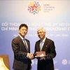 Japanese Vice Minister for Foreign Affairs Komura Masahiro presents a souvenir to Vice Chairman of the Ho Chi Minh City People's Committee Vo Van Hoan (Photo: VNA)