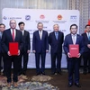 Dinh Viet Phuong, CEO of Vietjet (front row, right) and Joseph Vitulli, Representative of Honeywell Aerospace Technologies (front row, left) exchange a cooperation agreement in the presence of Party General Secretary and President To Lam during his trip to the US (Source: Vietjet)