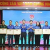 The HCYU Central Commitee presents certificates of merit to collectives and individuals with outstanding contributions to the 2024 Summer Youth Volunteer Campaign. (Photo: VNA)