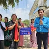 Representatives of Ben Tre province, the YMCA Vietnam Social Co. Ltd. and Singapore’s Institute of Technical Education (ITE) at the inauguration of the school yard. (Photo: VNA)