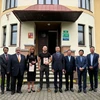 Members of the Vietnamese Embassy in the Czech Republic pose for a group photo with leaders of Chrastava city and the management board of the facility where Vietnamese cadets lived and studied during the 1956-1960 period. (Photo: VNA)