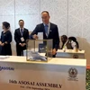 Deputy Auditor General Bui Quoc Dung casts a ballot at the meeting. (Photo: VNA)