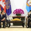 Standing Vice Chairman of the CPV Central Committee's Commission for Information and Education Lai Xuan Mon (L) in the meeting with Vice President of the Cambodian People’s Party and Chairman of the Standing Board of the CPP Central Committee Samdech Say Chhum. (Photo: VNA)