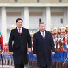 General Secretary of the Communist Party of Vietnam Central Committee and President of Vietnam To Lam and Mongolian President Ukhnaagiin Khurelsukh inspect the guard of honour. (Photo: VNA)