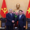 Politburo member and President of the Ho Chi Minh National Academy of Politics Nguyen Xuan Thang (right) and Azerbaijani Ambassador to Vietnam Shovgi Kamal Oglu Mehdizade (Photo: VNA)