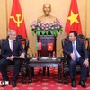 Politburo member and President of the Ho Chi Minh National Academy of Politics (HCMA) Nguyen Xuan Thang (right) receives Belarusian Ambassador to Vietnam Uladzimir Baravikou (Photo: VNA)