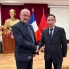 Secretary of the Communist Party of Vietnam (CPV) Central Committee and Chairman of the CPV Central Committee's Commission for External Relations Le Hoai Trung (R) and National Secretary of the Socialist Party for International Relations of France Dylan Boutiflat. (Photo: VNA)