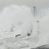 Waves crash onto a sea wall in Kaohsiung (Taiwan) as Typhoon Krathon approaches. (Photo: Reuters)