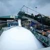 Workers of PetroVietnam CaMau Fertiliser uploading urea on a boat for export. (Photo: pvcfc.com.vn)