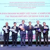 Vice Chairman of the Ho Chi Minh City People's Committee Bui Xuan Cuong (3rd from right) gives flowers to representatives of the forum organising board. (Photo: VNA)