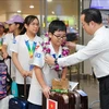 Director of the Hanoi Department of Education and Training Tran The Cuong welcomes the Vietnamese team returning from the 21st IMSO. (Photo: VNA)