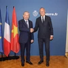 Party General Secretary and State President To Lam (L) meets with Mayor of Le Havre Édouard Philippe (Photo: VNA)