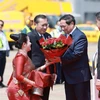 Prime Minister Pham Minh Chinh and his encourage are greeted at the airport by Lao Minister of Energy and Mines Phosay Sayyasone and other Lao officials, along with Vietnamese Ambassador to Laos Nguyen Minh Tam, among other diplomats. (Photo: VNA)