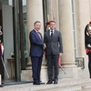 French President Emmanuel Macron (R) welcomes Vietnamese Party General Secretary and State President To Lam (Photo: VNA)