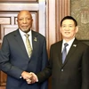 Vietnamese Deputy Prime Minister Ho Duc Phoc (R) shakes hands with President of the Republic of Namibia Nangolo Mbumba. (Photo: VNA)