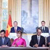 Vietjet Chairwoman Nguyen Thi Phuong Thao (front, 2nd left), Vietjet CEO Dinh Viet Phuong (front, 1st left) and Olivier Andries, President and CEO of Safran (front, 2nd right), Gael Meheust, President and CEO of CFM (front, 1st right), sign the agreement in the presence of Vietnam’s General Secretary and President To Lam (back, left), and French President Emmanuel Macron (back, right). (Photo courtesy of Vietjet)