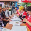 Co Tu ethnic minority people receive support to register SIM cards and install new cell phones (Photo: VNA)