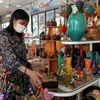 A tourist visits a lacquerware store in Ha Thai village, Duyen Thai commune, Thuong Tin district in Hanoi. (Photo: hanoimoi.vn)