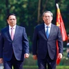 Prime Minister Pham Minh Chinh and Chinese Premier Li Qiang (R) review the guard of honour of the People's Army of Vietnam. (Photo: VNA)