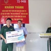 A representative of the Military Command of Ly Son district presents a Great Solidarity house to a poor household in the district's Dong Ho An Hai village in Quang Ngai province. (Photo: VNA)