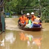 Residents living near the Red River in northern Vietnam move to safe areas as water level rises. (Photo: VNA)