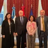 Vietnamese Ambassador to Argentina Ngo Minh Nguyet (second, right) and participants at the meeting (Photo: VNA)