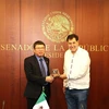 The President of Mexican Senate Gerardo Fernández Noroña (right) presents a souvenir to newly appointed Ambassador Nguyen Van Hai (Photo: VNA)