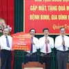 Party General Secretary and State President To Lam presents the token of houses to Quang Tri province. (Photo: VNA)