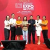 Vietnamese Commercial Counsellor in Malaysia Le Phu Cuong (third, right) takes a group photo with Vietnamese enterprises participating in the 10th Selangor International Expo Food & Beverage 2024 in Kuala Lumpur (Photo: VNA)