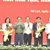 Prime Minister Pham Minh Chinh (third, left) attends a ceremony to receive donations for the “elimination of temporary and dilapidated houses” programme in Lam Dong province in August. (Photo: VNA)