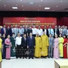 National Assembly Chairman Tran Thanh Man (twelfth from left, front row) meets with the Vietnamese Embassy's staff and representatives of the Vietnamese community in Laos on October 18. (Photo: VNA)