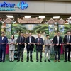 Delegates cut the ribbon to open the Vietnamese Goods Week at Carrefour Collégie mega mart in Paris (Photo: VNA)