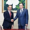 National Assembly Chairman Tran Thanh Man (R) meets with his Singaporean counterpart Seah Kian Peng in Vientiane on October 19 (Photo: VNA)