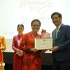 Vietnamese Ambassador to Malaysia Dinh Ngoc Linh (right) presents a Certificate of Merit to Tran Thi Chang (left), President of the Malaysia-Vietnam Friendship Association, at the ceremony. (Photo: VNA)