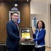 Mayor of Pilar city Leopoldo Grumstrup (L) presents the "Key of Honour" certificate of Pilar to Ambassador Ngo Minh Nguyet. (Photo: VNA)