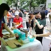 Pho bo (Vietnamese beef noodle soup) and nem ran (fried spring rolls) attract the attention of many Korean and foreign visitors at a festival in the Republic of Korea. (Photo: VNA)