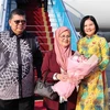 Speaker of the House of Representatives of Malaysia Tan Sri Dato' Johari Bin Abdul (first, left) and his spouse (centre) are welcomed at Noi Bai International Airport in Hanoi on October 22. (Photo: VNA) 