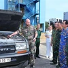 A French expert talks to Vietnamese officers about knowledge and skills in driving, towing, maintaining and servicing four-wheel-drive off-road vehicles. (Photo: VNA)