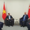 Vietnamese Prime Minister Pham Minh Chinh (L) meets with Turkish President Recep Tayyip Erdogan in Kazan on October 23 evening (local time). (Photo: VNA)