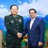 Prime Minister Pham Minh Chinh (R) shakes hands with Vice Chairman of the Central Military Commission of China Sen. Lt. Gen. Zhang Youxia. (Photo: VNA)