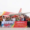 Representatives of the Department of Tourism of Khanh Hoa, Cam Ranh International Airport and Vietjet Air welcome visitors from Daegu to Cam Ranh. (Photo: baokhanhhoa.vn)