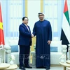 Prime Minister Pham Minh Chinh (L) shakes hands with President of the UAE Mohamed bin Zayed Al Nahyan. (Photo: VNA)